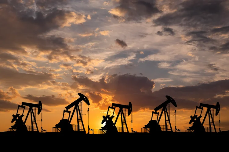 Petróleo já passa dos US$ 120 – e essa alta vai chegar no seu bolso.