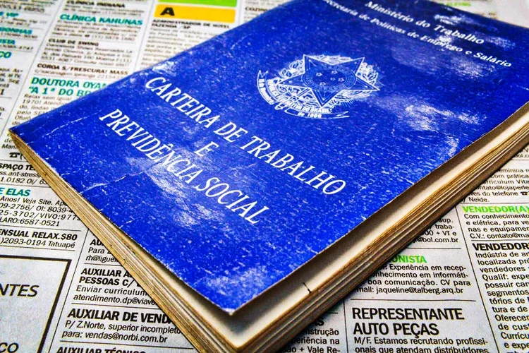 Desemprego no Brasil sobe para 6,1% em março, maior taxa desde maio de 2025.