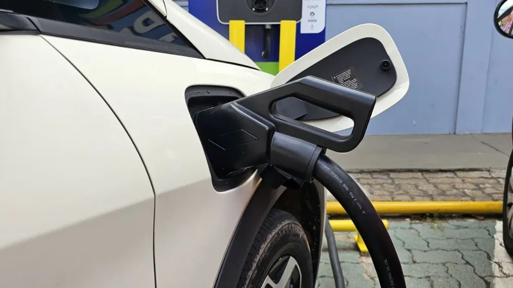Carro elétrico ou a combustão? Relatório da ADAC aponta qual quebra menos e é o mais confiável