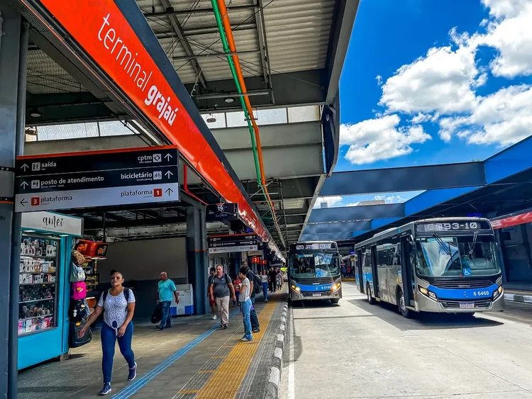 Fim da 6x1 pode elevar custo do transporte público em 15% e pressionar tarifa.
