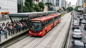 Curitiba onibus biarticulado de trinta metros de comprimento, capacidade para 250 passageiros e chassi projetado no Brasil 