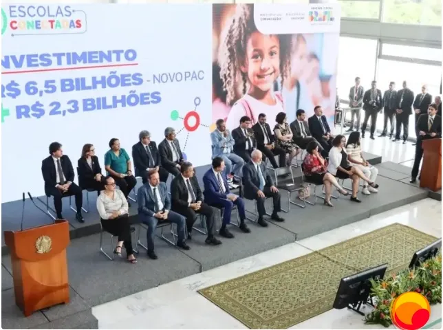 Internet rápida avança, mas falta computador em 1 a cada 4 escolas públicas.