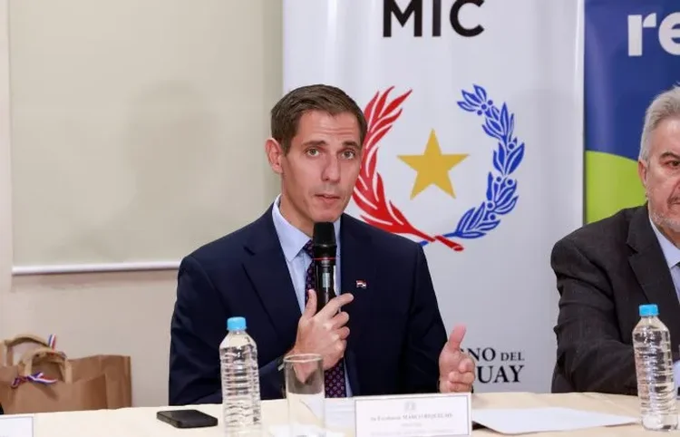 'Paraguai é tão estável que mantém mesmo câmbio há 25 anos', diz ministro.