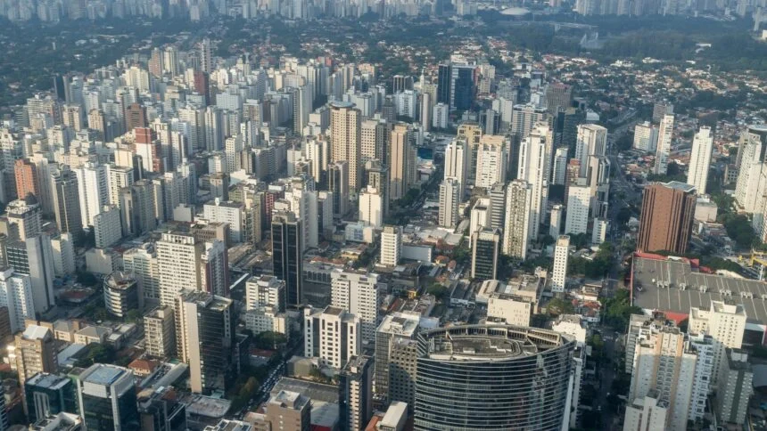 Estudo Mostra Novo Retrato da Classe Média Brasileira: Mais Dívidas e Menos Poder de Compra.