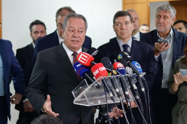 Presidente da CNI diz que acordo de Motta e Lula para 6×1 é eleitoral