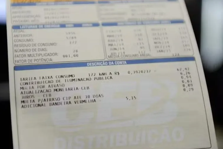 Bandeira tarifária permanece amarela em junho; conta de luz fica mais cara