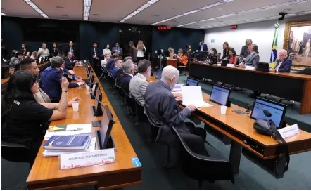 CCJ vota PEC do fim da escala 6x1 nesta quarta-feira após manobra de Hugo Motta.