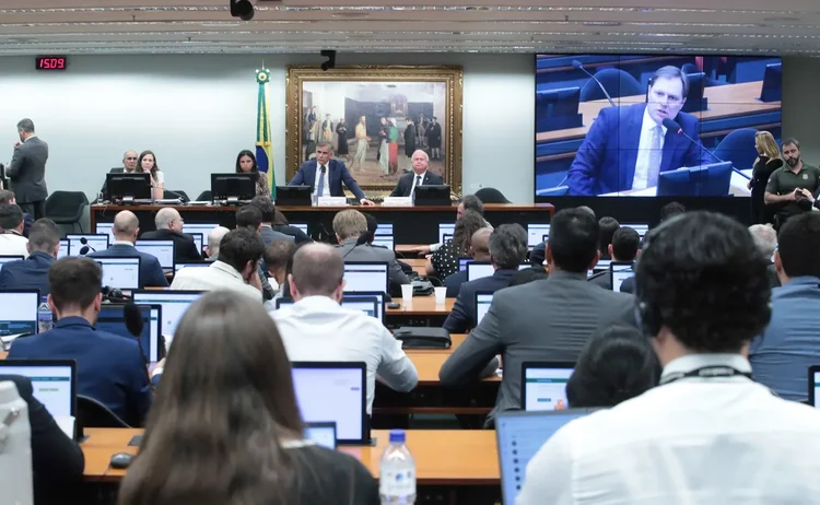 CCJ da Câmara aprova PEC e fim da escala 6x1 avança no Congresso.