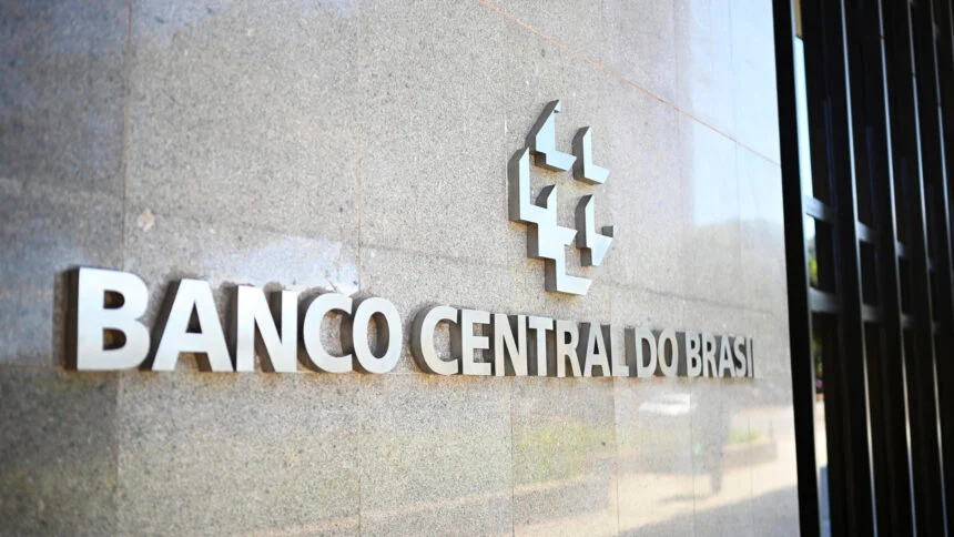 Copom Deve Cortar Selic Mesmo com Projeções de Inflação Acima do Teto, Mas Risco de Pausa Entra no Radar 
